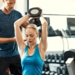 6 Exercícios Cardiovasculares para Permanecer Magro Depois dos 40: Dicas de Especialistas A atividade física é fundamental para manter a saúde em dia, especialmente após os 40 anos. Com o envelhecimento, o metabolismo tende a desacelerar, o que pode levar ao ganho de peso e a uma série de problemas de saúde. Por isso, é importante adotar uma rotina de exercícios regulares e adequados às necessidades do corpo nessa fase da vida. Entre os exercícios mais indicados para quem deseja permanecer magro e saudável depois dos 40 anos estão os cardiovasculares. Eles ajudam a fortalecer o coração, melhorar a circulação sanguínea, aumentar a resistência física e, consequentemente, queimar calorias e gorduras. Além disso, esse tipo de atividade também pode contribuir para a redução do estresse e da ansiedade, tão comuns nessa fase da vida. Pensando nisso, neste artigo serão apresentados 6 exercícios cardiovasculares que podem ser realizados por pessoas com mais de 40 anos. Cada um deles tem suas particularidades e benefícios específicos, mas todos são ótimas opções para quem busca manter o peso sob controle e a saúde em dia. Confira! Principais pontos A atividade física é fundamental para manter a saúde em dia após os 40 anos. Os exercícios cardiovasculares são indicados para quem deseja permanecer magro e saudável nessa fase da vida. Este artigo apresenta 6 opções de exercícios cardiovasculares para pessoas com mais de 40 anos. A Importância da Atividade Física Após os 40 Anos Manter uma rotina de atividade física é essencial para a manutenção da saúde em qualquer idade, mas após os 40 anos, os benefícios se tornam ainda mais relevantes. Benefícios dos Exercícios Cardiovasculares Os exercícios cardiovasculares são especialmente importantes para a saúde cardiovascular, pois ajudam a controlar a pressão arterial, melhoram a função cardíaca e retardam o processo degenerativo das células do coração. Além disso, eles também ajudam a manter um peso saudável, o que é importante para a prevenção de diversas doenças crônicas. Alterações Hormonais e Metabólicas Após os 40 anos, ocorrem várias alterações hormonais e metabólicas que podem levar à perda de massa muscular e aumento de gordura corporal. A prática regular de atividade física ajuda a prevenir essas alterações e a manter a massa muscular e o metabolismo em níveis saudáveis. É importante ressaltar que cada pessoa tem necessidades e limitações diferentes, por isso é recomendado que a atividade física seja realizada sob supervisão de um profissional qualificado. Em resumo, a atividade física regular após os 40 anos traz diversos benefícios à saúde cardiovascular, ajuda a prevenir a perda de massa muscular e a manter um metabolismo saudável. Por isso, é fundamental incluir exercícios físicos na rotina diária, sempre respeitando as limitações individuais e buscando orientação profissional. Tipos de Exercícios e Benefícios Associados Quando se trata de exercícios cardiovasculares, existem vários tipos que podem ajudar a melhorar a saúde cardiovascular. Cada um desses exercícios tem benefícios específicos e pode ser ajustado para atender às necessidades e preferências pessoais. Treino Aeróbico O treino aeróbico é um tipo de exercício que aumenta a frequência cardíaca e a respiração, usando grandes grupos musculares do corpo de forma repetitiva e rítmica. Alguns exemplos de treino aeróbico incluem corrida, natação, ciclismo e aeróbica. Esses exercícios podem ajudar a melhorar a capacidade cardiovascular, aumentar a resistência e queimar calorias. Treinamento de Força O treinamento de força é um tipo de exercício que envolve o uso de pesos livres, máquinas ou o próprio peso corporal para fortalecer os músculos. Agachamentos, levantamento de pesos e flexões são exemplos de exercícios de treinamento de força. Além de ajudar a aumentar a massa muscular e a força, o treinamento de força também pode melhorar a saúde óssea e a postura. Exercícios Funcionais Os exercícios funcionais são exercícios que imitam movimentos do dia a dia, como levantar objetos pesados ou subir escadas. O crossfit é um exemplo popular de exercícios funcionais. Esses exercícios podem ajudar a melhorar a coordenação, o equilíbrio e a estabilidade, além de fortalecer os músculos e queimar calorias. Independentemente do tipo de exercício escolhido, é importante lembrar que a consistência é fundamental para obter resultados. A combinação de diferentes tipos de exercícios pode ajudar a maximizar os benefícios cardiovasculares e manter um estilo de vida saudável após os 40 anos. Nutrição e Recuperação Muscular A nutrição adequada é fundamental para garantir a recuperação muscular após os exercícios. Além disso, ela também ajuda a manter a massa muscular, o que é especialmente importante depois dos 40 anos, quando a perda muscular começa a ocorrer com mais frequência. Importância das Proteínas e Nutrientes As proteínas são essenciais para a recuperação muscular, pois ajudam a reparar os tecidos danificados durante o exercício. Ovo, carne, frango e peixe são boas fontes de proteínas, mas também é importante consumir vegetais, frutas e grãos integrais para obter os nutrientes necessários para a recuperação muscular. Os nutrientes, como vitaminas e minerais, também são importantes para a recuperação muscular. Eles ajudam a reduzir a inflamação e a dor muscular, além de fornecer energia para o corpo. Alguns nutrientes importantes para a recuperação muscular incluem vitamina C, vitamina E, cálcio e magnésio. Alimentos Recomendados Para garantir uma boa recuperação muscular, é importante consumir uma dieta equilibrada e variada. Aqui estão alguns alimentos recomendados para ajudar na recuperação muscular: Ovo: uma ótima fonte de proteína, além de conter aminoácidos essenciais para a recuperação muscular. Frutas: ricas em vitaminas e antioxidantes, que ajudam na recuperação muscular e reduzem a inflamação. Vegetais: ricos em nutrientes, vitaminas e antioxidantes que ajudam na recuperação muscular e reduzem a inflamação. Grãos integrais: uma boa fonte de carboidratos complexos, que fornecem energia para o corpo e ajudam na recuperação muscular. Carne, frango e peixe: boas fontes de proteína, além de conterem nutrientes importantes para a recuperação muscular, como ferro e zinco. Ao consumir uma dieta equilibrada e variada, é possível garantir a recuperação muscular e manter a massa muscular após os 40 anos. Estratégias para Manutenção do Peso Depois de emagrecer, manter o peso pode ser um desafio. É importante ter em mente que a perda de peso é apenas o primeiro passo para um estilo de vida saudável. Para manter o peso, é necessário adotar estratégias que promovam a reeducação alimentar, o gerenciamento de estresse e a qualidade do sono. Metas Realistas e Reeducação Alimentar Para manter o peso, é importante estabelecer metas realistas e alcançáveis. Não é saudável tentar manter um peso que não é sustentável a longo prazo. É importante lembrar que a perda de peso deve ser gradual e não drástica. A reeducação alimentar também é fundamental para manter o peso. É importante comer alimentos saudáveis e nutritivos e evitar alimentos processados e ricos em açúcar e gordura. Além disso, é importante prestar atenção nas porções e comer com moderação. Gerenciamento de Estresse e Qualidade do Sono O estresse e a falta de sono podem afetar negativamente a perda de peso e a manutenção do peso. O cortisol, hormônio do estresse, pode aumentar o apetite e levar ao ganho de peso. Além disso, a falta de sono pode afetar o metabolismo e levar a uma diminuição da queima de calorias. Para gerenciar o estresse, é importante adotar técnicas de relaxamento, como meditação e yoga. Além disso, é importante dormir de 7 a 9 horas por noite e manter um horário regular de sono. Em resumo, para manter o peso após o emagrecimento, é necessário adotar estratégias que promovam a reeducação alimentar, o gerenciamento de estresse e a qualidade do sono. É importante estabelecer metas realistas e alcançáveis e adotar um estilo de vida saudável e equilibrado. Prevenção de Lesões e Saúde das Articulações Para manter uma rotina de exercícios cardiovasculares após os 40 anos, é importante cuidar da saúde das articulações e prevenir lesões. A seguir, algumas dicas para garantir a mobilidade e a integridade das articulações durante os exercícios. Aquecimento Antes de iniciar qualquer atividade física, é fundamental realizar um aquecimento adequado. Isso ajuda a aumentar o fluxo sanguíneo para os músculos e articulações, preparando o corpo para o exercício e reduzindo o risco de lesões. Um aquecimento eficaz deve incluir exercícios de mobilidade articular e alongamentos suaves. Escolha dos exercícios Ao escolher os exercícios cardiovasculares, é importante optar por atividades de baixo impacto, como caminhada, natação e ciclismo. Essas atividades são menos agressivas para as articulações e ajudam a manter a mobilidade articular. É importante lembrar que exercícios de alto impacto, como corrida e saltos, podem aumentar o risco de lesões nas articulações, especialmente se não forem realizados com a técnica adequada. Fortalecimento muscular O fortalecimento muscular é essencial para manter a saúde das articulações e prevenir lesões. Exercícios de fortalecimento muscular ajudam a estabilizar as articulações, reduzindo o risco de lesões. É importante incluir exercícios que trabalhem todos os grupos musculares, incluindo os músculos das pernas, braços, abdômen e costas. Descanso e recuperação Após os exercícios, é importante permitir que o corpo descanse e se recupere adequadamente. O descanso ajuda a reduzir a inflamação nas articulações e previne o acúmulo de lesões. Além disso, a recuperação adequada, incluindo a ingestão de líquidos e alimentos ricos em nutrientes, ajuda a reparar os tecidos musculares e articulares danificados durante o exercício. Conclusão Ao seguir essas dicas simples, é possível manter a saúde das articulações e prevenir lesões durante a prática de exercícios cardiovasculares após os 40 anos. É importante lembrar que a prevenção é a chave para manter uma rotina de exercícios saudável e duradoura. Perguntas Frequentes Quais são os riscos de exercícios de alto impacto para pessoas acima de 40 anos? Exercícios de alto impacto podem causar lesões nas articulações e aumentar o risco de osteoartrite em pessoas acima de 40 anos. Por isso, é importante que indivíduos nessa faixa etária evitem atividades de alto impacto, como corrida em superfícies duras ou saltos repetitivos. Em vez disso, atividades de baixo impacto, como caminhada, natação e ciclismo, são mais indicadas para manter a saúde cardiovascular e evitar lesões. Como a musculação pode beneficiar a saúde cardiovascular após os 40 anos? A musculação pode ter vários benefícios para a saúde cardiovascular em pessoas acima de 40 anos. Além de ajudar a manter a massa muscular, que tende a diminuir com a idade, a musculação pode reduzir a pressão arterial e melhorar a sensibilidade à insulina. Isso pode ajudar a prevenir doenças cardiovasculares, como hipertensão e diabetes tipo 2. No entanto, é importante que a musculação seja realizada com supervisão adequada e que os exercícios sejam adaptados às necessidades individuais. Quais suplementos são recomendados para auxiliar na construção muscular após os 40 anos? Não há suplementos que sejam essenciais para a construção muscular após os 40 anos. No entanto, alguns suplementos podem ser úteis para complementar uma dieta saudável e equilibrada e ajudar a maximizar os resultados dos exercícios. Por exemplo, a proteína em pó pode ser útil para aumentar a ingestão de proteínas, que é importante para a construção muscular. Além disso, suplementos como creatina e beta-alanina podem ajudar a melhorar o desempenho durante os treinos de musculação. É importante lembrar que o uso de suplementos deve ser feito com orientação profissional e que não substituem uma dieta saudável e exercícios regulares.