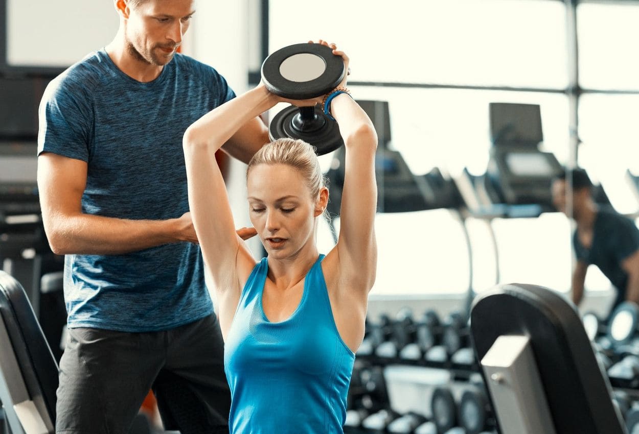 6 Exercícios Cardiovasculares para Permanecer Magro Depois dos 40: Dicas de Especialistas A atividade física é fundamental para manter a saúde em dia, especialmente após os 40 anos. Com o envelhecimento, o metabolismo tende a desacelerar, o que pode levar ao ganho de peso e a uma série de problemas de saúde. Por isso, é importante adotar uma rotina de exercícios regulares e adequados às necessidades do corpo nessa fase da vida. Entre os exercícios mais indicados para quem deseja permanecer magro e saudável depois dos 40 anos estão os cardiovasculares. Eles ajudam a fortalecer o coração, melhorar a circulação sanguínea, aumentar a resistência física e, consequentemente, queimar calorias e gorduras. Além disso, esse tipo de atividade também pode contribuir para a redução do estresse e da ansiedade, tão comuns nessa fase da vida. Pensando nisso, neste artigo serão apresentados 6 exercícios cardiovasculares que podem ser realizados por pessoas com mais de 40 anos. Cada um deles tem suas particularidades e benefícios específicos, mas todos são ótimas opções para quem busca manter o peso sob controle e a saúde em dia. Confira! Principais pontos A atividade física é fundamental para manter a saúde em dia após os 40 anos. Os exercícios cardiovasculares são indicados para quem deseja permanecer magro e saudável nessa fase da vida. Este artigo apresenta 6 opções de exercícios cardiovasculares para pessoas com mais de 40 anos. A Importância da Atividade Física Após os 40 Anos Manter uma rotina de atividade física é essencial para a manutenção da saúde em qualquer idade, mas após os 40 anos, os benefícios se tornam ainda mais relevantes. Benefícios dos Exercícios Cardiovasculares Os exercícios cardiovasculares são especialmente importantes para a saúde cardiovascular, pois ajudam a controlar a pressão arterial, melhoram a função cardíaca e retardam o processo degenerativo das células do coração. Além disso, eles também ajudam a manter um peso saudável, o que é importante para a prevenção de diversas doenças crônicas. Alterações Hormonais e Metabólicas Após os 40 anos, ocorrem várias alterações hormonais e metabólicas que podem levar à perda de massa muscular e aumento de gordura corporal. A prática regular de atividade física ajuda a prevenir essas alterações e a manter a massa muscular e o metabolismo em níveis saudáveis. É importante ressaltar que cada pessoa tem necessidades e limitações diferentes, por isso é recomendado que a atividade física seja realizada sob supervisão de um profissional qualificado. Em resumo, a atividade física regular após os 40 anos traz diversos benefícios à saúde cardiovascular, ajuda a prevenir a perda de massa muscular e a manter um metabolismo saudável. Por isso, é fundamental incluir exercícios físicos na rotina diária, sempre respeitando as limitações individuais e buscando orientação profissional. Tipos de Exercícios e Benefícios Associados Quando se trata de exercícios cardiovasculares, existem vários tipos que podem ajudar a melhorar a saúde cardiovascular. Cada um desses exercícios tem benefícios específicos e pode ser ajustado para atender às necessidades e preferências pessoais. Treino Aeróbico O treino aeróbico é um tipo de exercício que aumenta a frequência cardíaca e a respiração, usando grandes grupos musculares do corpo de forma repetitiva e rítmica. Alguns exemplos de treino aeróbico incluem corrida, natação, ciclismo e aeróbica. Esses exercícios podem ajudar a melhorar a capacidade cardiovascular, aumentar a resistência e queimar calorias. Treinamento de Força O treinamento de força é um tipo de exercício que envolve o uso de pesos livres, máquinas ou o próprio peso corporal para fortalecer os músculos. Agachamentos, levantamento de pesos e flexões são exemplos de exercícios de treinamento de força. Além de ajudar a aumentar a massa muscular e a força, o treinamento de força também pode melhorar a saúde óssea e a postura. Exercícios Funcionais Os exercícios funcionais são exercícios que imitam movimentos do dia a dia, como levantar objetos pesados ou subir escadas. O crossfit é um exemplo popular de exercícios funcionais. Esses exercícios podem ajudar a melhorar a coordenação, o equilíbrio e a estabilidade, além de fortalecer os músculos e queimar calorias. Independentemente do tipo de exercício escolhido, é importante lembrar que a consistência é fundamental para obter resultados. A combinação de diferentes tipos de exercícios pode ajudar a maximizar os benefícios cardiovasculares e manter um estilo de vida saudável após os 40 anos. Nutrição e Recuperação Muscular A nutrição adequada é fundamental para garantir a recuperação muscular após os exercícios. Além disso, ela também ajuda a manter a massa muscular, o que é especialmente importante depois dos 40 anos, quando a perda muscular começa a ocorrer com mais frequência. Importância das Proteínas e Nutrientes As proteínas são essenciais para a recuperação muscular, pois ajudam a reparar os tecidos danificados durante o exercício. Ovo, carne, frango e peixe são boas fontes de proteínas, mas também é importante consumir vegetais, frutas e grãos integrais para obter os nutrientes necessários para a recuperação muscular. Os nutrientes, como vitaminas e minerais, também são importantes para a recuperação muscular. Eles ajudam a reduzir a inflamação e a dor muscular, além de fornecer energia para o corpo. Alguns nutrientes importantes para a recuperação muscular incluem vitamina C, vitamina E, cálcio e magnésio. Alimentos Recomendados Para garantir uma boa recuperação muscular, é importante consumir uma dieta equilibrada e variada. Aqui estão alguns alimentos recomendados para ajudar na recuperação muscular: Ovo: uma ótima fonte de proteína, além de conter aminoácidos essenciais para a recuperação muscular. Frutas: ricas em vitaminas e antioxidantes, que ajudam na recuperação muscular e reduzem a inflamação. Vegetais: ricos em nutrientes, vitaminas e antioxidantes que ajudam na recuperação muscular e reduzem a inflamação. Grãos integrais: uma boa fonte de carboidratos complexos, que fornecem energia para o corpo e ajudam na recuperação muscular. Carne, frango e peixe: boas fontes de proteína, além de conterem nutrientes importantes para a recuperação muscular, como ferro e zinco. Ao consumir uma dieta equilibrada e variada, é possível garantir a recuperação muscular e manter a massa muscular após os 40 anos. Estratégias para Manutenção do Peso Depois de emagrecer, manter o peso pode ser um desafio. É importante ter em mente que a perda de peso é apenas o primeiro passo para um estilo de vida saudável. Para manter o peso, é necessário adotar estratégias que promovam a reeducação alimentar, o gerenciamento de estresse e a qualidade do sono. Metas Realistas e Reeducação Alimentar Para manter o peso, é importante estabelecer metas realistas e alcançáveis. Não é saudável tentar manter um peso que não é sustentável a longo prazo. É importante lembrar que a perda de peso deve ser gradual e não drástica. A reeducação alimentar também é fundamental para manter o peso. É importante comer alimentos saudáveis e nutritivos e evitar alimentos processados e ricos em açúcar e gordura. Além disso, é importante prestar atenção nas porções e comer com moderação. Gerenciamento de Estresse e Qualidade do Sono O estresse e a falta de sono podem afetar negativamente a perda de peso e a manutenção do peso. O cortisol, hormônio do estresse, pode aumentar o apetite e levar ao ganho de peso. Além disso, a falta de sono pode afetar o metabolismo e levar a uma diminuição da queima de calorias. Para gerenciar o estresse, é importante adotar técnicas de relaxamento, como meditação e yoga. Além disso, é importante dormir de 7 a 9 horas por noite e manter um horário regular de sono. Em resumo, para manter o peso após o emagrecimento, é necessário adotar estratégias que promovam a reeducação alimentar, o gerenciamento de estresse e a qualidade do sono. É importante estabelecer metas realistas e alcançáveis e adotar um estilo de vida saudável e equilibrado. Prevenção de Lesões e Saúde das Articulações Para manter uma rotina de exercícios cardiovasculares após os 40 anos, é importante cuidar da saúde das articulações e prevenir lesões. A seguir, algumas dicas para garantir a mobilidade e a integridade das articulações durante os exercícios. Aquecimento Antes de iniciar qualquer atividade física, é fundamental realizar um aquecimento adequado. Isso ajuda a aumentar o fluxo sanguíneo para os músculos e articulações, preparando o corpo para o exercício e reduzindo o risco de lesões. Um aquecimento eficaz deve incluir exercícios de mobilidade articular e alongamentos suaves. Escolha dos exercícios Ao escolher os exercícios cardiovasculares, é importante optar por atividades de baixo impacto, como caminhada, natação e ciclismo. Essas atividades são menos agressivas para as articulações e ajudam a manter a mobilidade articular. É importante lembrar que exercícios de alto impacto, como corrida e saltos, podem aumentar o risco de lesões nas articulações, especialmente se não forem realizados com a técnica adequada. Fortalecimento muscular O fortalecimento muscular é essencial para manter a saúde das articulações e prevenir lesões. Exercícios de fortalecimento muscular ajudam a estabilizar as articulações, reduzindo o risco de lesões. É importante incluir exercícios que trabalhem todos os grupos musculares, incluindo os músculos das pernas, braços, abdômen e costas. Descanso e recuperação Após os exercícios, é importante permitir que o corpo descanse e se recupere adequadamente. O descanso ajuda a reduzir a inflamação nas articulações e previne o acúmulo de lesões. Além disso, a recuperação adequada, incluindo a ingestão de líquidos e alimentos ricos em nutrientes, ajuda a reparar os tecidos musculares e articulares danificados durante o exercício. Conclusão Ao seguir essas dicas simples, é possível manter a saúde das articulações e prevenir lesões durante a prática de exercícios cardiovasculares após os 40 anos. É importante lembrar que a prevenção é a chave para manter uma rotina de exercícios saudável e duradoura. Perguntas Frequentes Quais são os riscos de exercícios de alto impacto para pessoas acima de 40 anos? Exercícios de alto impacto podem causar lesões nas articulações e aumentar o risco de osteoartrite em pessoas acima de 40 anos. Por isso, é importante que indivíduos nessa faixa etária evitem atividades de alto impacto, como corrida em superfícies duras ou saltos repetitivos. Em vez disso, atividades de baixo impacto, como caminhada, natação e ciclismo, são mais indicadas para manter a saúde cardiovascular e evitar lesões. Como a musculação pode beneficiar a saúde cardiovascular após os 40 anos? A musculação pode ter vários benefícios para a saúde cardiovascular em pessoas acima de 40 anos. Além de ajudar a manter a massa muscular, que tende a diminuir com a idade, a musculação pode reduzir a pressão arterial e melhorar a sensibilidade à insulina. Isso pode ajudar a prevenir doenças cardiovasculares, como hipertensão e diabetes tipo 2. No entanto, é importante que a musculação seja realizada com supervisão adequada e que os exercícios sejam adaptados às necessidades individuais. Quais suplementos são recomendados para auxiliar na construção muscular após os 40 anos? Não há suplementos que sejam essenciais para a construção muscular após os 40 anos. No entanto, alguns suplementos podem ser úteis para complementar uma dieta saudável e equilibrada e ajudar a maximizar os resultados dos exercícios. Por exemplo, a proteína em pó pode ser útil para aumentar a ingestão de proteínas, que é importante para a construção muscular. Além disso, suplementos como creatina e beta-alanina podem ajudar a melhorar o desempenho durante os treinos de musculação. É importante lembrar que o uso de suplementos deve ser feito com orientação profissional e que não substituem uma dieta saudável e exercícios regulares.