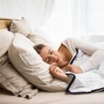 4 Passos Simples para Dormir Melhor, de Acordo com Especialistas em Saúde